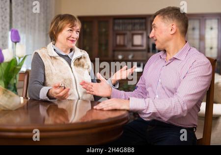 Femme ayant une conversation avec son fils Banque D'Images