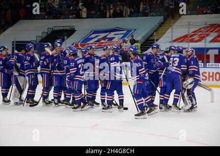 Saint-Pétersbourg, Russie.02 novembre 2021.SKA Saint Petersburg joueurs de hockey vus pendant la saison régulière de la KHL 2021-22 de la Ligue de hockey Kontinental entre SKA Saint Petersbourg et Metallurg Magnitogorsk au Palais des sports de glace. Score final; SKA Saint Petersbourg 2:3 Metallurg Magnitogorsk.Crédit : SOPA Images Limited/Alamy Live News Banque D'Images