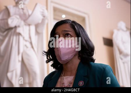 Washington, États-Unis.02 novembre 2021.Le représentant Pramila Jayapal (D-WA) s'adresse aux médias au Capitole des États-Unis, à Washington, DC, le mardi 2 novembre,2021. Le président Biden est à l’étranger, ayant d’abord rencontré les dirigeants du G20 à Rome et maintenant à la COP26 à Glasgow, avant de rentrer ce soir dans les négociations frénétiques du Congrès sur des milliers de milliards de dollars en priorités de dépenses démocrates.(Graeme Sloan/Sipa USA) Credit: SIPA USA/Alay Live News Banque D'Images