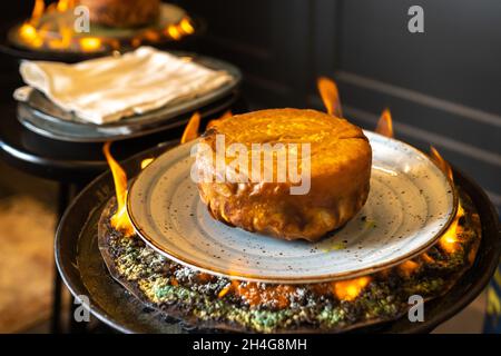 Pilaf de Shah.Le pilaf de Khan dans le lavash en Azerbaïdjan dans le restaurant.Plat oriental traditionnel. Banque D'Images