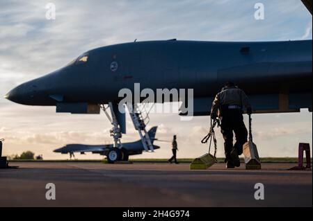 Un chef d'équipage affecté au 9e Escadron de la bombe expéditionnaire tire des cales vers un danseur B-1B de la RAF Fairford, au Royaume-Uni, après l'achèvement d'une mission de la Force opérationnelle pour la bombe en Europe, le 1er novembre 2021.Les missions stratégiques de bombardiers améliorent la préparation et la formation nécessaires au maintien de la sécurité et de la stabilité dans l'ensemble du théâtre européen et de la région arctique.(É.-U.Photo de la Force aérienne par le premier Airman Colin Hollowell) Banque D'Images