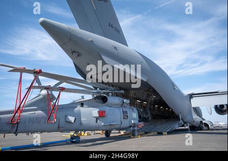 Les marins de la Marine royale australienne déchargent un MH-60R Seahawk, affecté au 816 Escadron, d'une Royal Australian Air Force C-17 Globemaster III le 30 octobre 2021, à la base aérienne de Yokota, au Japon.Le 816 Squadron fournit à LA RAN des capacités de surveillance anti-sous-marine et anti-surface.(É.-U.Photo de la Force aérienne par le sergent d'état-major.Juan Torres) Banque D'Images