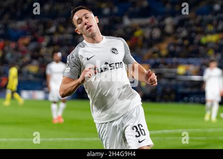 Villarreal, Espagne.02 novembre 2021.Silvan Hefti de Berner Sport Club jeunes garçons en action pendant le groupe F de la Ligue des champions de l'UEFA, match de football entre Villarreal CF et Berner Sport Club jeunes garçons à l'Estadio de la Ceramica.(Note finale; Villarreal CF 2:0 BSC jeunes garçons) crédit: SOPA Images Limited/Alay Live News Banque D'Images