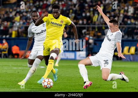 Villarreal, Espagne.02 novembre 2021.Boulaye Dia de Villarreal CF et Silvan Hefti de Berner Sport Club jeunes garçons en action pendant le groupe F de la Ligue des champions de l'UEFA, match de football entre Villarreal CF et Berner Sport Club jeunes garçons à l'Estadio de la Ceramica.(Note finale; Villarreal CF 2:0 BSC jeunes garçons) crédit: SOPA Images Limited/Alay Live News Banque D'Images