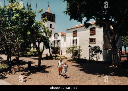 Beau couple avec des lunettes dans la vieille ville des îles Canaries, amoureux sur l'île de Tenerife dans la ville de Icod de Los Vinos.Spain. Banque D'Images