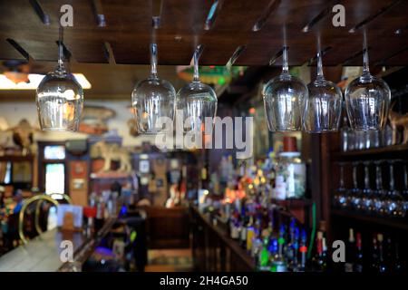 Verre de vin suspendu au bar du restaurant Saloon de l'Occidental Hotel à Buffalo.Wyoming.USA Banque D'Images