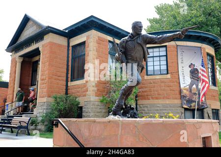 Dernière course de la Statue de Nate Champion par D.Michael Thomas à l'extérieur du Jim Gatchell Memorial Museum dans le centre-ville de Buffalo.Wyoming.USA Banque D'Images