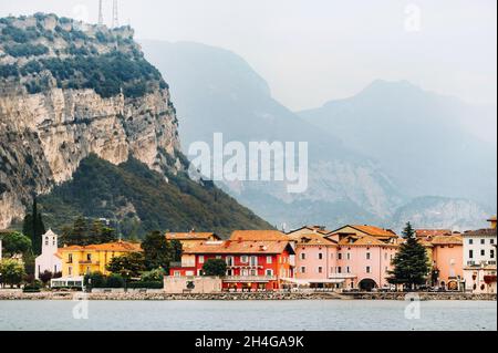 Vue sur le port et la ville de Torbole près du lac de Garde en Italie. Ville italienne de Torbole sur le lac de Garde. Banque D'Images