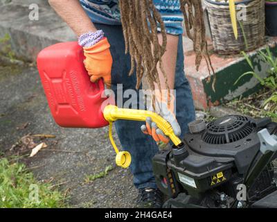 Les femmes travaillent les mains dans le jardin Banque D'Images