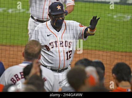 Houston, États-Unis.02 novembre 2021.Le directeur de Houston Astros Dusty Baker fait des vagues aux fans avant de jouer aux Atlanta Braves dans le jeu six de la série mondiale MLB à minute Maid Park le mardi 2 novembre 2021 à Houston, Texas.Houston retourne à la maison l'élimination à la traîne Atlanta 3-2 dans la série.Photo de Maria Lysaker/UPI crédit: UPI/Alay Live News Banque D'Images