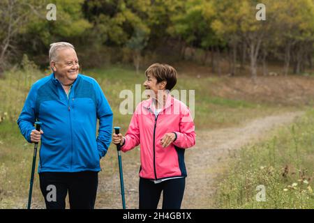 Couple senior heureux trekking ensemble ayant l'amusement en plein air dans les bois - Focus sur le visage de femme Banque D'Images