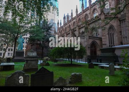 La belle église de la Trinité près de Wall Street a des aspects architecturaux étonnants et un cimetière historique Banque D'Images