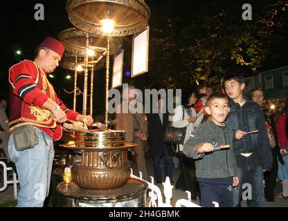 ISTANBUL, TURQUIE - JANVIER 6: Célébration du peuple turc au Ramadan sur la place Sultanahmet le 6 janvier 2006 à Istanbul, Turquie. Banque D'Images