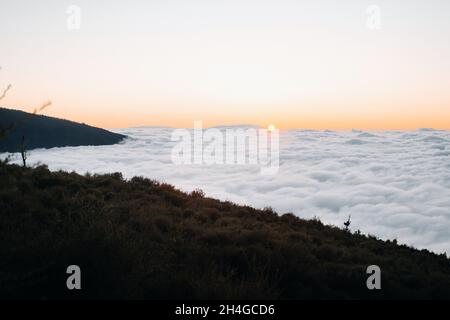 Un coucher de soleil spectaculaire au-dessus des nuages dans le parc national du volcan Teide sur Tenerife. Excellent coucher de soleil dans les îles Canaries. Banque D'Images