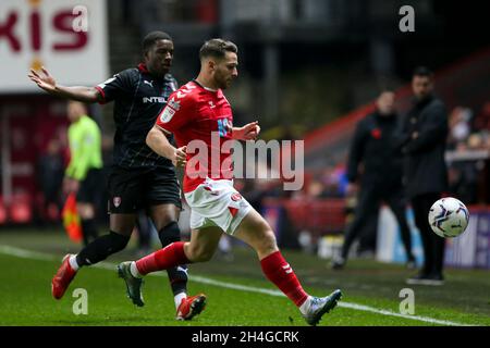 LONDRES, ROYAUME-UNI.2 NOV Conor Washington de Charlton Athletic ne peut pas empêcher le ballon de sortir de jeu pendant le match Sky Bet League 1 entre Charlton Athletic et Rotherham United à la Valley, Londres, le mardi 2 novembre 2021.(Credit: Tom West | MI News) Credit: MI News & Sport /Alay Live News Banque D'Images