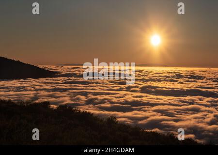 Un coucher de soleil spectaculaire au-dessus des nuages dans le parc national du volcan Teide sur Tenerife. Excellent coucher de soleil dans les îles Canaries. Banque D'Images