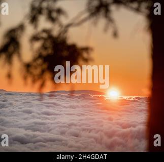 Un coucher de soleil spectaculaire au-dessus des nuages dans le parc national du volcan Teide sur Tenerife. Excellent coucher de soleil dans les îles Canaries. Banque D'Images