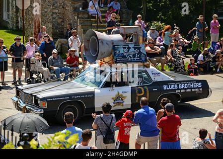 Dartmouth, Canada - le 30 juin 2005 : la voiture emblématique des frères Blues fait partie de la parade annuelle du jour de la Natal dans la municipalité régionale de Halifax.Ils le sont Banque D'Images