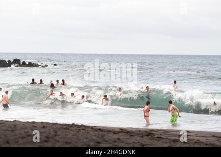 26 juillet 2019 Ténérife, Espagne, Iles Canaries, les gens sur la plage de la ville de Puerto de la Cruz. Banque D'Images