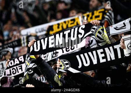 Turin, Italie.02 novembre 2021.Les fans du Juventus FC montrent leur soutien avant le match de football de la Ligue des champions de l'UEFA entre le Juventus FC et le FC Zenit Saint-Pétersbourg.Credit: Nicolò Campo/Alay Live News Banque D'Images