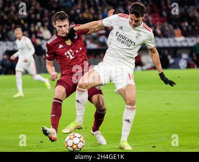 Munich, Allemagne.2 novembre 2021.Benjamin Pavard (L) du Bayern Munich rivalise avec Roman Yaremchuk de Benfica lors d'un match de l'UEFA Champions League Group E entre le Bayern Munich d'Allemagne et le SL Benfica du Portugal à Munich, Allemagne, le 2 novembre 2021.Credit: Philippe Ruiz/Xinhua/Alay Live News Banque D'Images