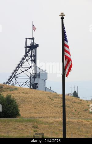 Cadre supérieur sur l'arbre de mine avec un drapeau américain dans l'ancienne ville de ming de Butte.Montana.USA Banque D'Images