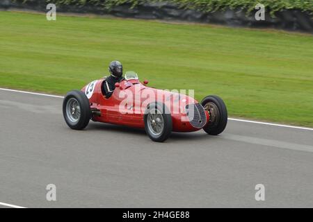 1938 Maserati 8CTF conduit par le propriétaire Stephan Rettenmaier au Goodwood Revival 2018 pendant la course de Goodwood Trophée. Banque D'Images