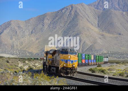 Des trains de marchandises Western et Union Pacific passent par le parc éolien de San Gorgonio Pass (altitude 2'600 pieds), près de Cabazon CA Banque D'Images