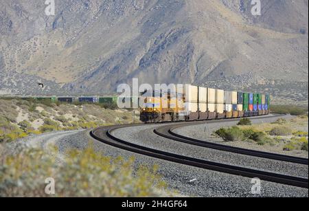 Des trains de marchandises Western et Union Pacific passent par le parc éolien de San Gorgonio Pass (altitude 2'600 pieds), près de Cabazon CA Banque D'Images