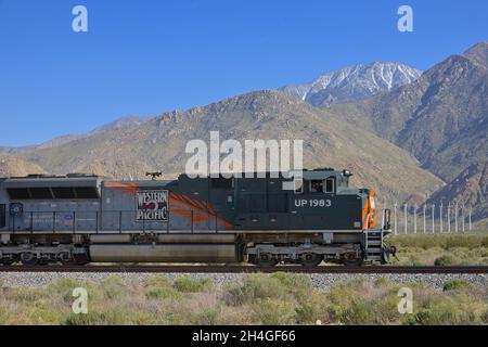 Des trains de marchandises Western et Union Pacific passent par le parc éolien de San Gorgonio Pass (altitude 2'600 pieds), près de Cabazon CA Banque D'Images