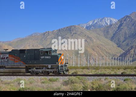 Des trains de marchandises Western et Union Pacific passent par le parc éolien de San Gorgonio Pass (altitude 2'600 pieds), près de Cabazon CA Banque D'Images