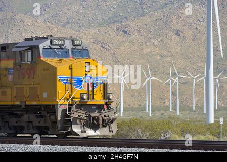 Des trains de marchandises Western et Union Pacific passent par le parc éolien de San Gorgonio Pass (altitude 2'600 pieds), près de Cabazon CA Banque D'Images