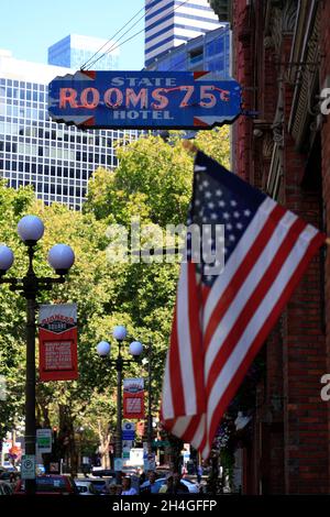 Au-dessus du néon de State Hotel Rooms 75 c avec un drapeau américain à l'extérieur de l'historique State Hotel.Pioneer Square.Seattle.Washington.USA Banque D'Images