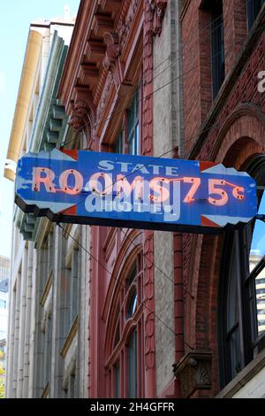 Sur le panneau de néon surplombant les chambres d'hôtel d'état 75 c sur le mur de l'historique Hôtel d'état.Pioneer Square.Seattle.Washington.USA Banque D'Images