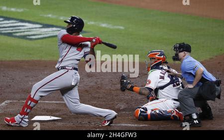 Houston, États-Unis.02 novembre 2021.Atlanta Brave a désigné l'hitter Jorge Solar hilts un homer à trois-run contre le Houston Astros Catcher Martin Maldonado avec l'arbitre de plaque de maison Mike Muchlinski regarder pendant le troisième repas dans le jeu six dans la série mondiale MLB à minute Maid Park le mardi 2 novembre 2021 à Houston, Texas.Houston retourne à la maison l'élimination à la traîne Atlanta 3-2 dans la série.Photo de Johnny Angelillo/UPI crédit: UPI/Alamy Live News Banque D'Images