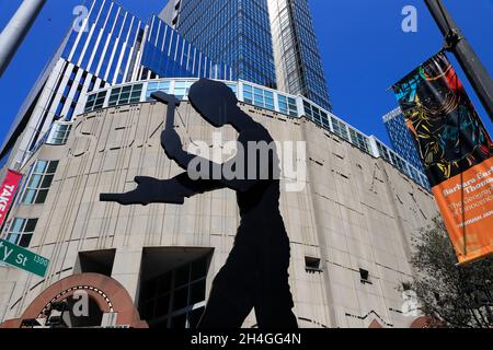 Johnathan Borofsky's Hammering Man Moving Sculpture devant le Seattle Art Museum.Seattle.Washington.USA Banque D'Images