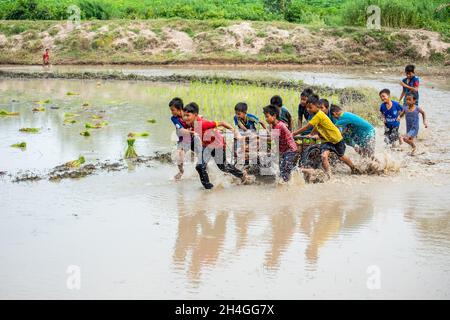 An Giang 21 septembre 2019.Les enfants jouent sur le champ de riz dans le festival traditionnel cambodgien sur le terrain Banque D'Images