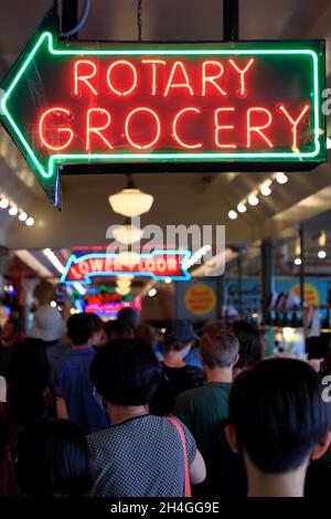 Foules à l'intérieur du public Market Center/Pike place Market avec enseignes de néon des magasins.Seattle.Washington.USA Banque D'Images