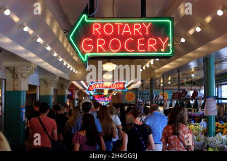 Foules à l'intérieur du public Market Center/Pike place Market avec enseignes de néon des magasins.Seattle.Washington.USA Banque D'Images