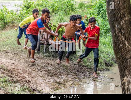 An Giang 21 septembre 2019.Les enfants jouent sur le champ de riz dans le festival traditionnel cambodgien sur le terrain Banque D'Images