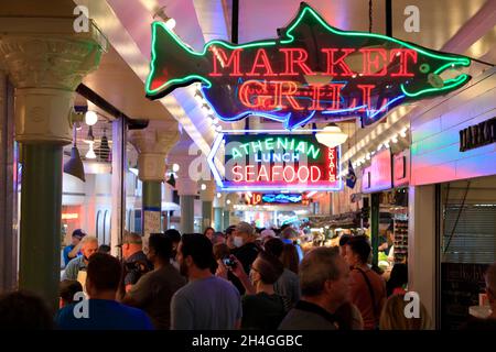 Foules à l'intérieur du public Market Center/Pike place Market avec enseignes de néon des magasins.Seattle.Washington.USA Banque D'Images