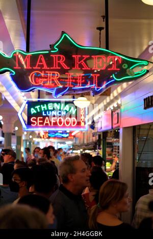 Foules à l'intérieur du public Market Center/Pike place Market avec enseignes de néon des magasins.Seattle.Washington.USA Banque D'Images