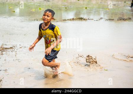 An Giang 21 septembre 2019.Les enfants jouent sur le champ de riz dans le festival traditionnel cambodgien sur le terrain Banque D'Images