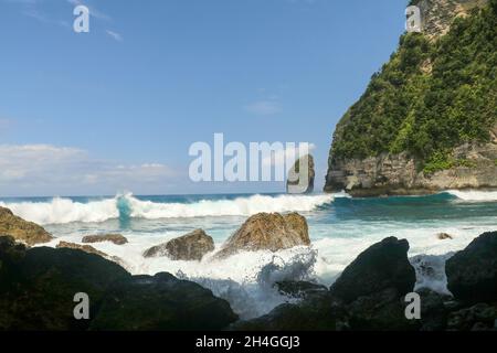 Blowing Rocks Park zone de loisirs en bord de mer avec des vagues qui forcent l'eau à travers les trous de Limestone Rocks sur la plage Banque D'Images