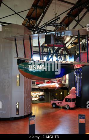 Grand Atrium of Museum of History & Industry avec Boeing B-1 et le panneau Neon R de Rainier Beer.Lake Union Park.Seattle.Washington.USA Banque D'Images