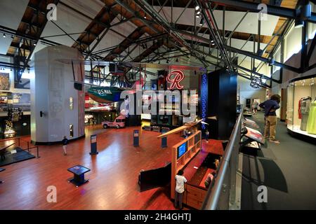 Grand Atrium avec Boeing B-1 US Mail et Neon R signe de Rainier Beer en arrière-plan.Museum of History & Industry.Seattle.Washington.USA Banque D'Images