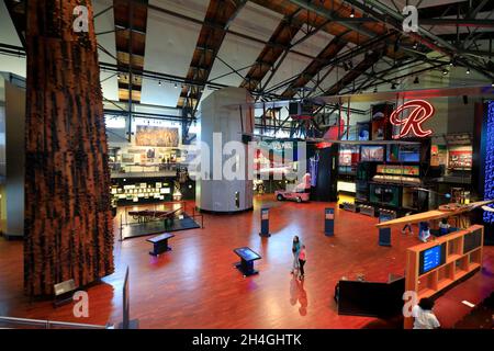 Grand Atrium avec Boeing B-1 US Mail et Neon R signe de Rainier Beer en arrière-plan.Museum of History & Industry.Seattle.Washington.USA Banque D'Images