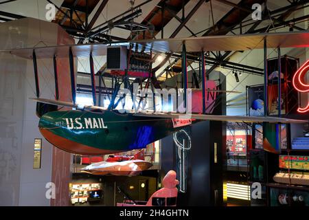 Grand Atrium of Museum of History & Industry avec Boeing B-1 et le panneau Neon R de Rainier Beer.Lake Union Park.Seattle.Washington.USA Banque D'Images