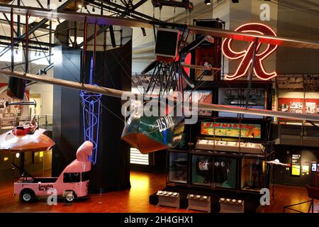 Grand Atrium of Museum of History & Industry avec Boeing B-1 et le panneau Neon R de Rainier Beer.Lake Union Park.Seattle.Washington.USA Banque D'Images