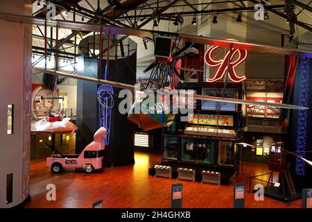 Grand Atrium of Museum of History & Industry avec Boeing B-1 et le panneau Neon R de Rainier Beer.Lake Union Park.Seattle.Washington.USA Banque D'Images